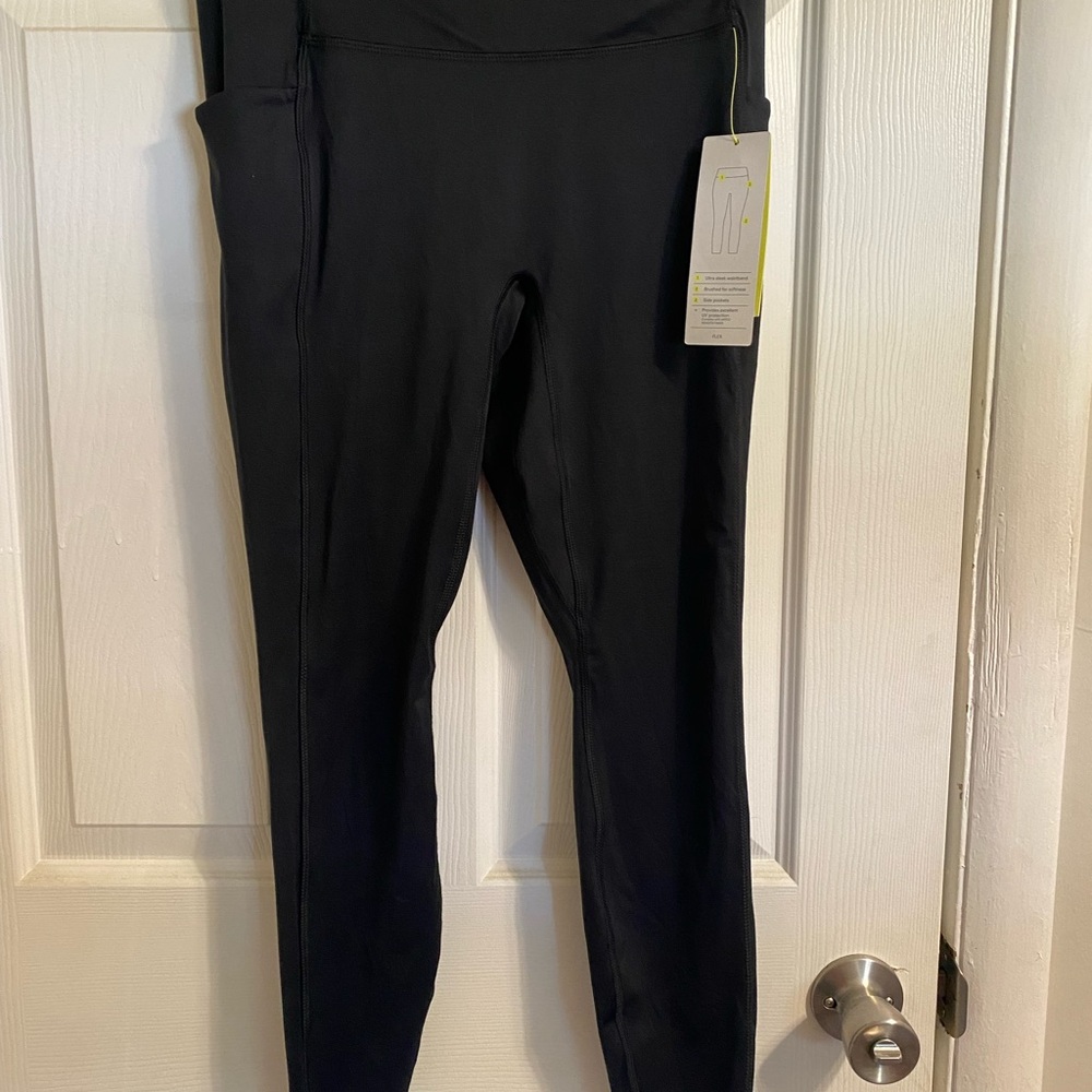 All In Motion Women’s 7/8 Leggings Size Medium Short Black NWT Activewear